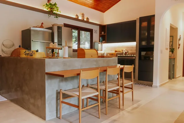 Cozinha integrada à sala, ampliando o espaço com leveza